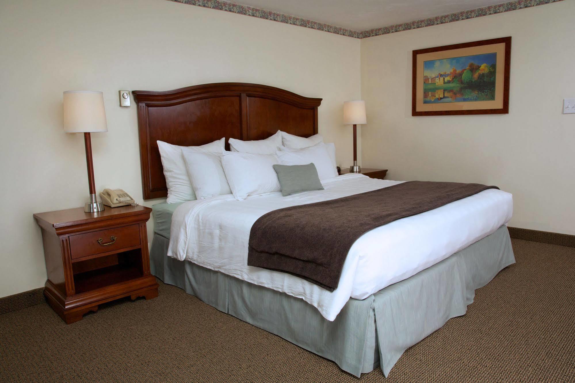 דניס פורט Holiday Hill Inn & Suites מראה חיצוני תמונה